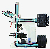 Microscopio donde se muestra las rutas de iluminación y los elementos básicos de alineación