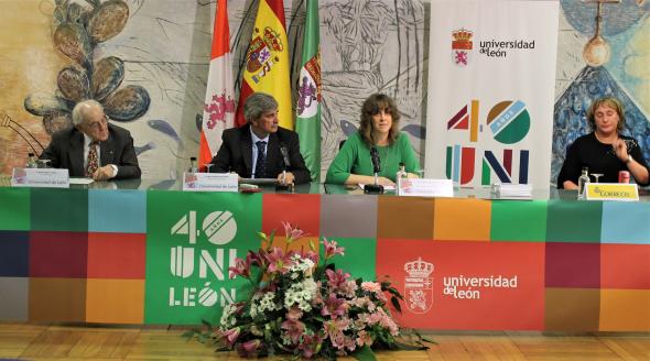 Presentado el sello, sobre y matasellos conmemorativo del 40 aniversario de la Universidad de León 4