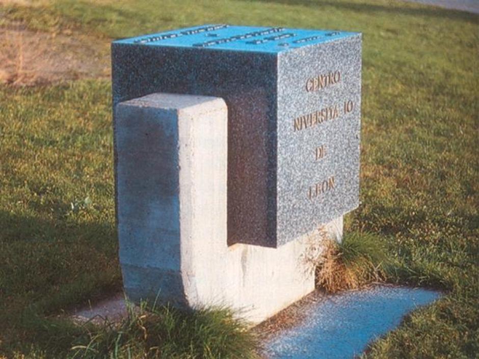 Monolito erigido por CajaLeón al ponerse la 1ª piedra del Colegio Universitario (1972). Hoy Facultad de Filosofía y Letras