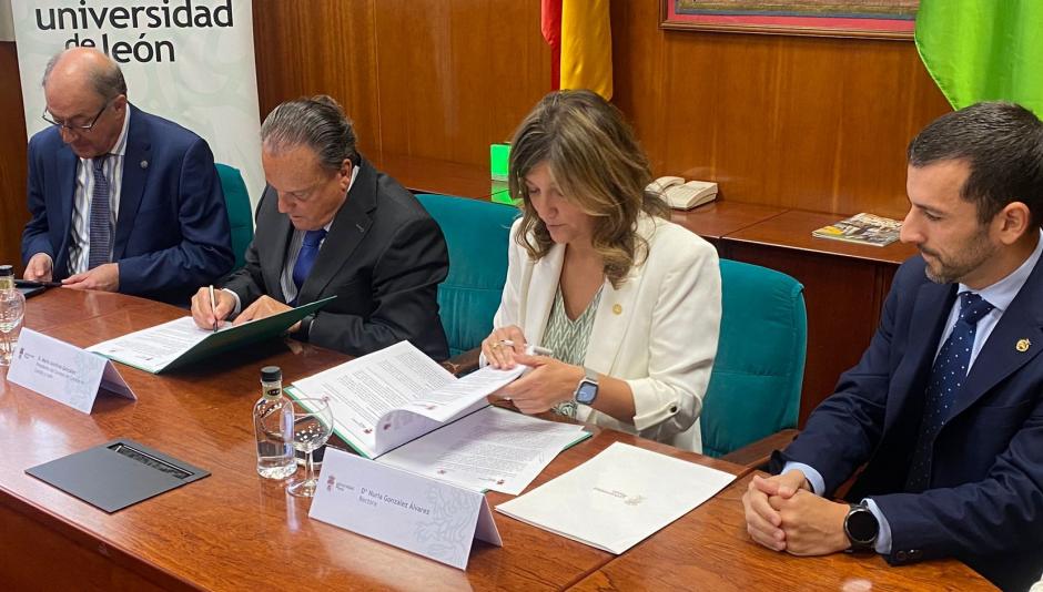 Firma del convenio entre el presidente del Consejo de Cuentas de Castilla y León y la rectora de la Universidad de León.